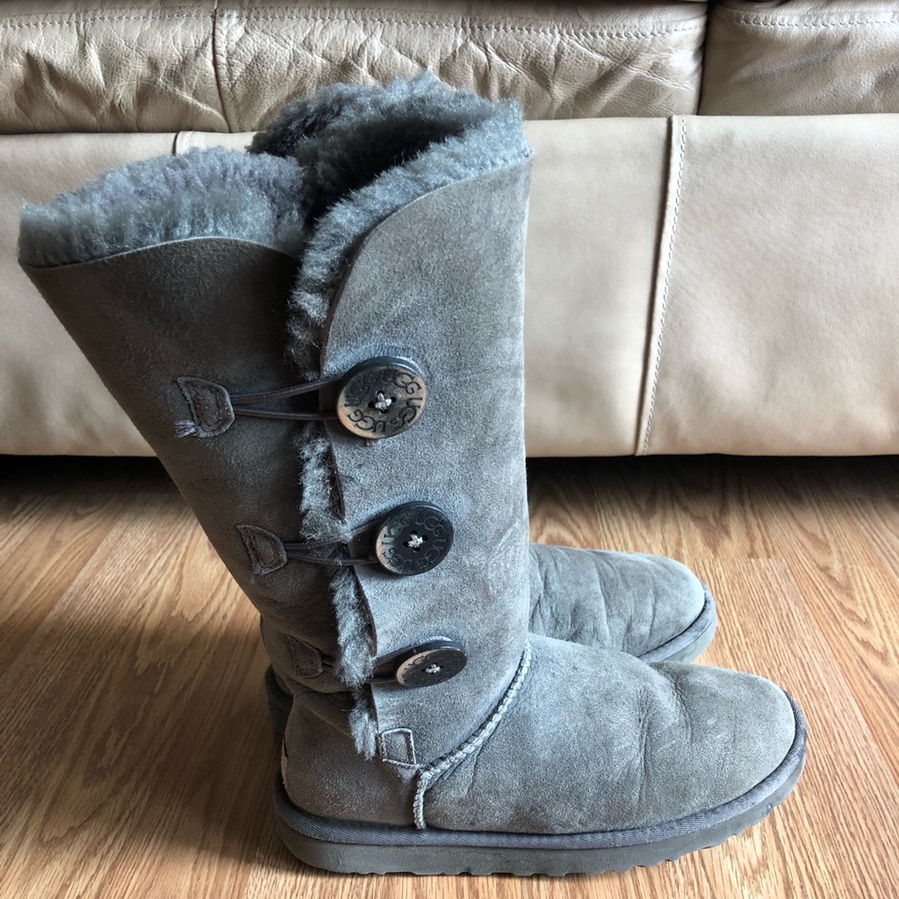 - UGG boots size 6 Bailey Button . GUC